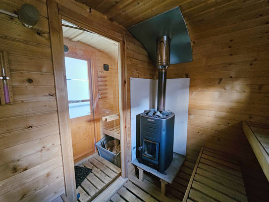 Innenansicht mit Vorraum der eckigen Sauna