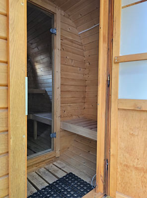 Vorraum der eckigen Sauna